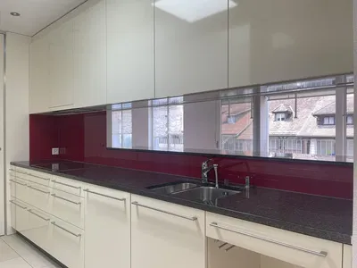 Kuhinja; kućanski aparati, pogled, pločice, prirodna svjetlost