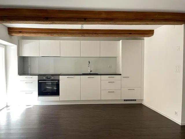 Cocina; electrodomésticos, vigas de madera, luz natural, estilo moderno