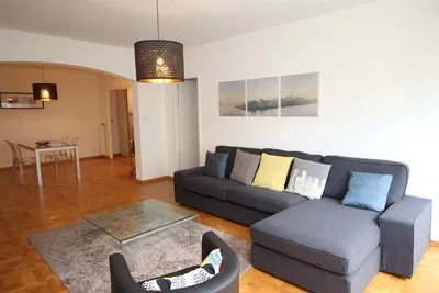 Oturma odası; ahşap zemin, doğal ışık, modern stil