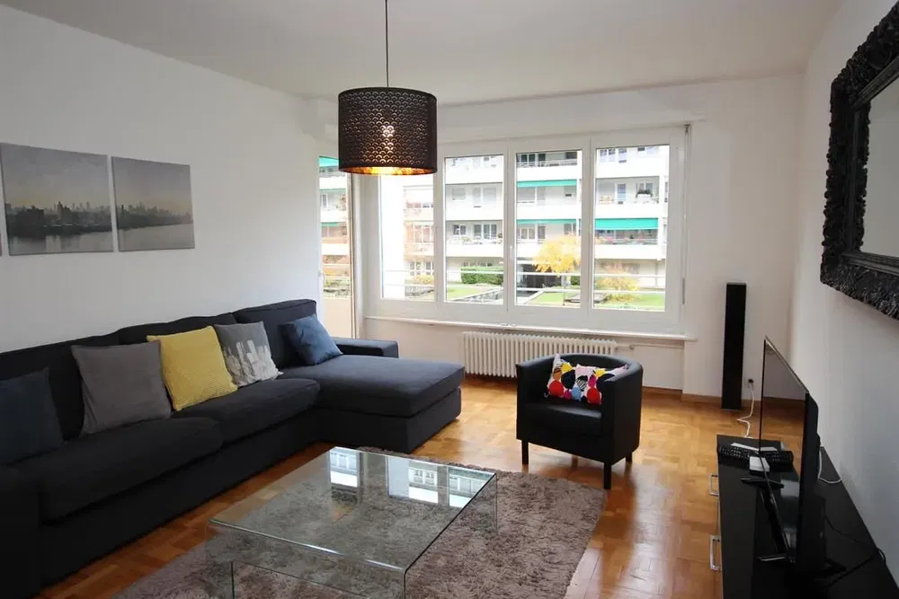 Oturma odası; manzara, ahşap zemin, doğal ışık, modern stil