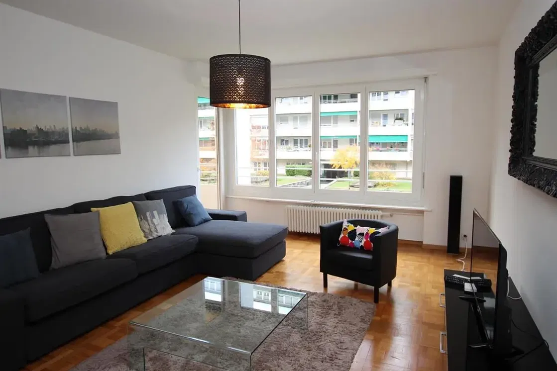 Oturma odası; manzara, ahşap zemin, doğal ışık, modern stil