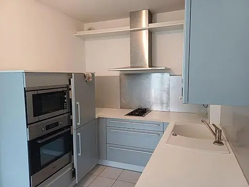 Cucina; elettrodomestici, pavimento in piastrelle, luce naturale