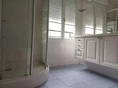 Bagno; pavimento in piastrelle, luce naturale, ristrutturato