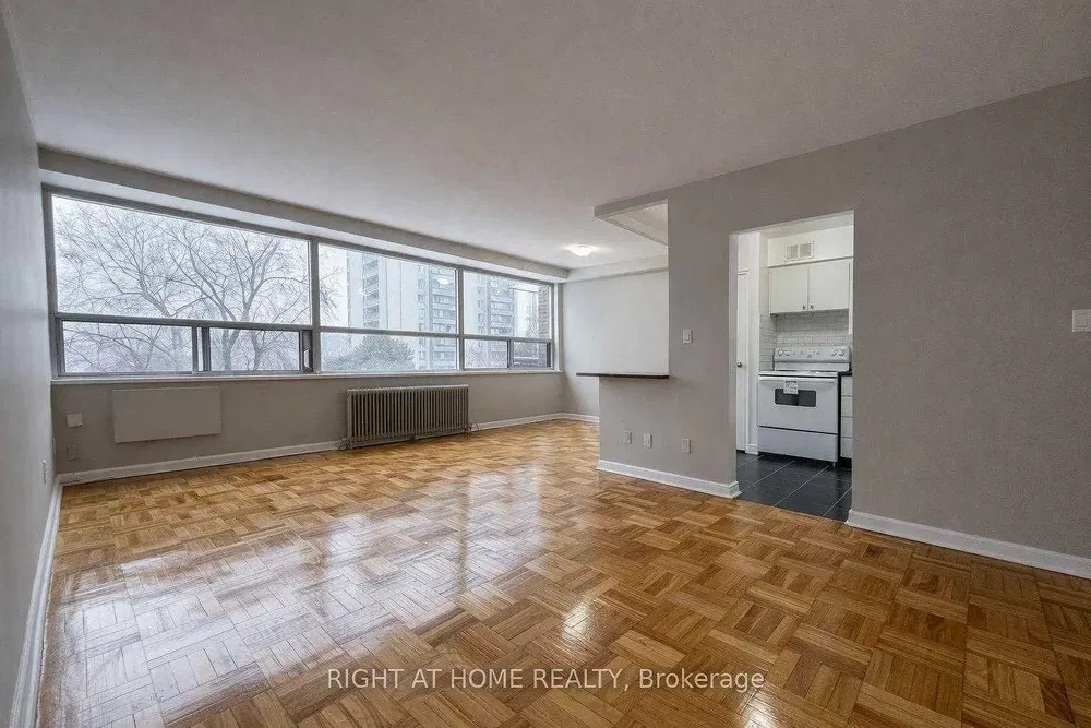 Salon; vue, parquet, lumière naturelle