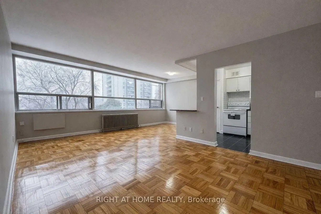 Salon; vue, parquet, lumière naturelle