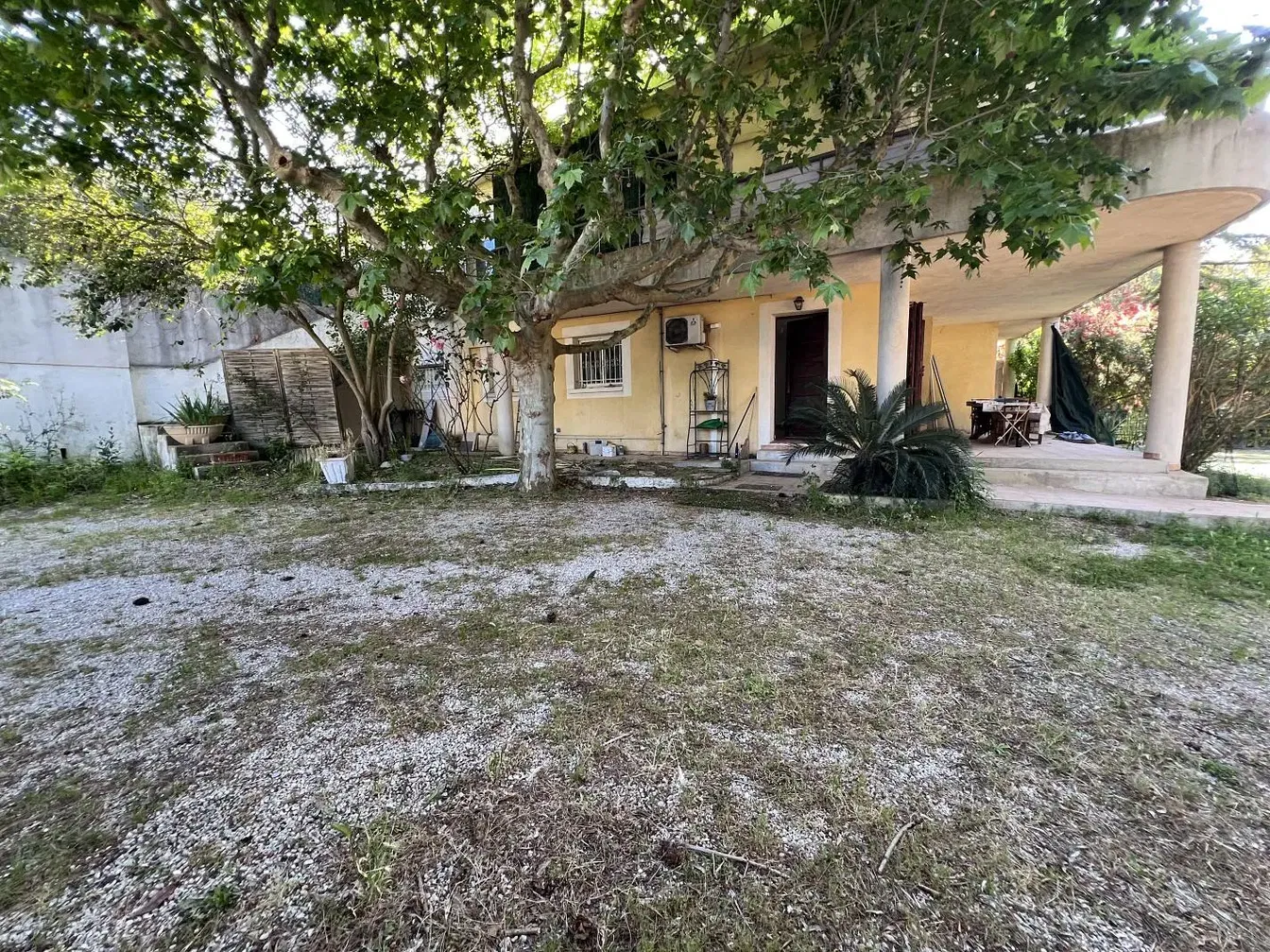 Кућа и околина; природно светло, поглед