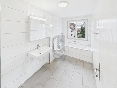 Toilette; fliesenboden, tageslicht, blick