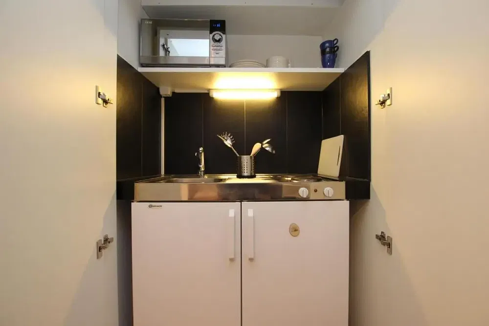 Küche; küchengeräte, tageslicht, moderner stil