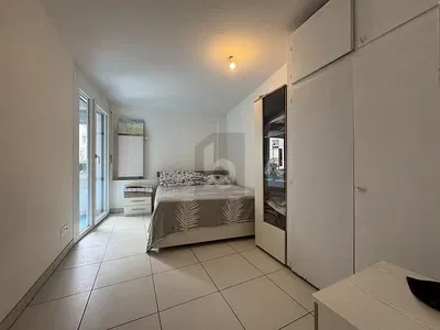 Schlafzimmer; fliesenboden, tageslicht