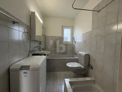 Banyo; fayans zemin, doğal ışık, tadilatlı