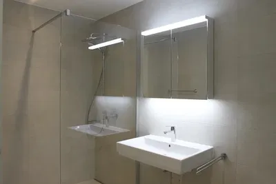 Badezimmer; fliesenboden, renoviert, tageslicht