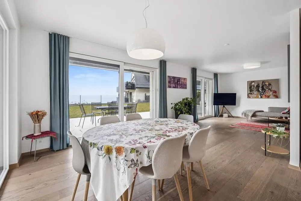 Wohnzimmer; blick, holzboden, tageslicht, moderner stil