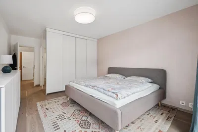 Schlafzimmer; tageslicht, holzboden, moderner stil