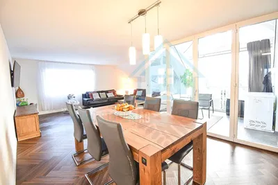 Wohnzimmer; holzboden, tageslicht