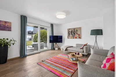 Wohnzimmer; blick, holzboden, tageslicht, moderner stil