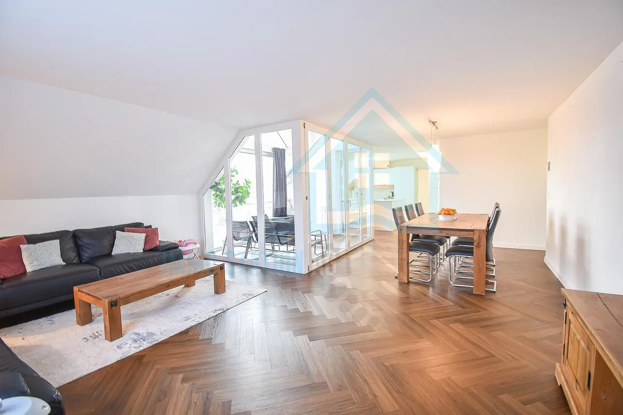 Wohnzimmer; holzboden, tageslicht, moderner stil