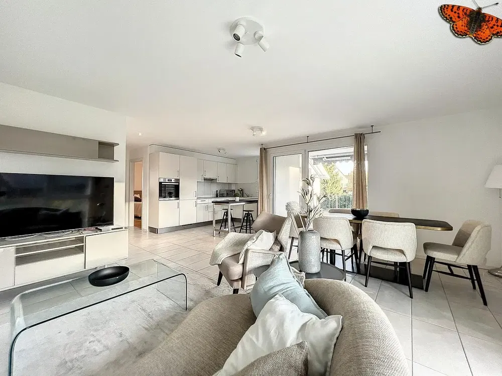 Wohnzimmer; tageslicht, fliesenboden, moderner stil