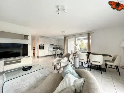 Wohnzimmer; tageslicht, fliesenboden, moderner stil