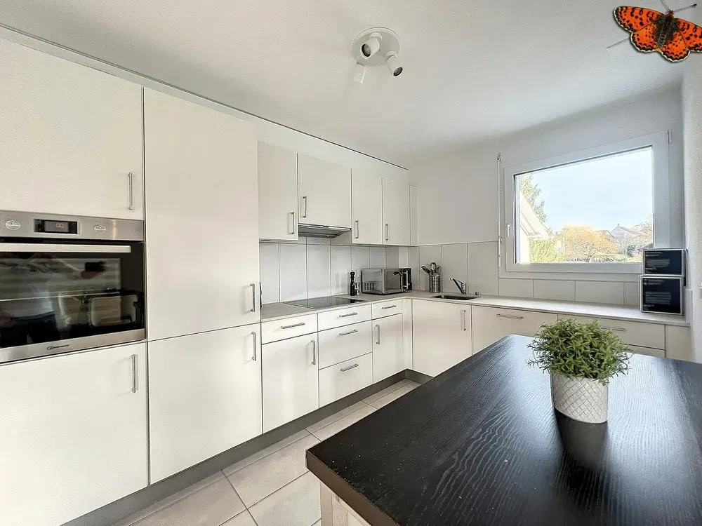 Küche; küchengeräte, tageslicht, moderner stil, fliesenboden