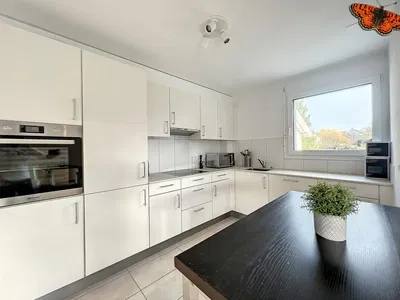 Küche; küchengeräte, tageslicht, moderner stil, fliesenboden