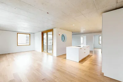 Salon; lumière naturelle, parquet, rénové