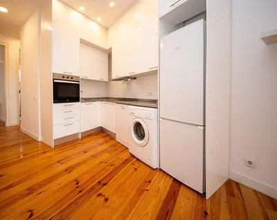 Кухиња; кухињски апарати, дрвени под, реновиран, природно светло