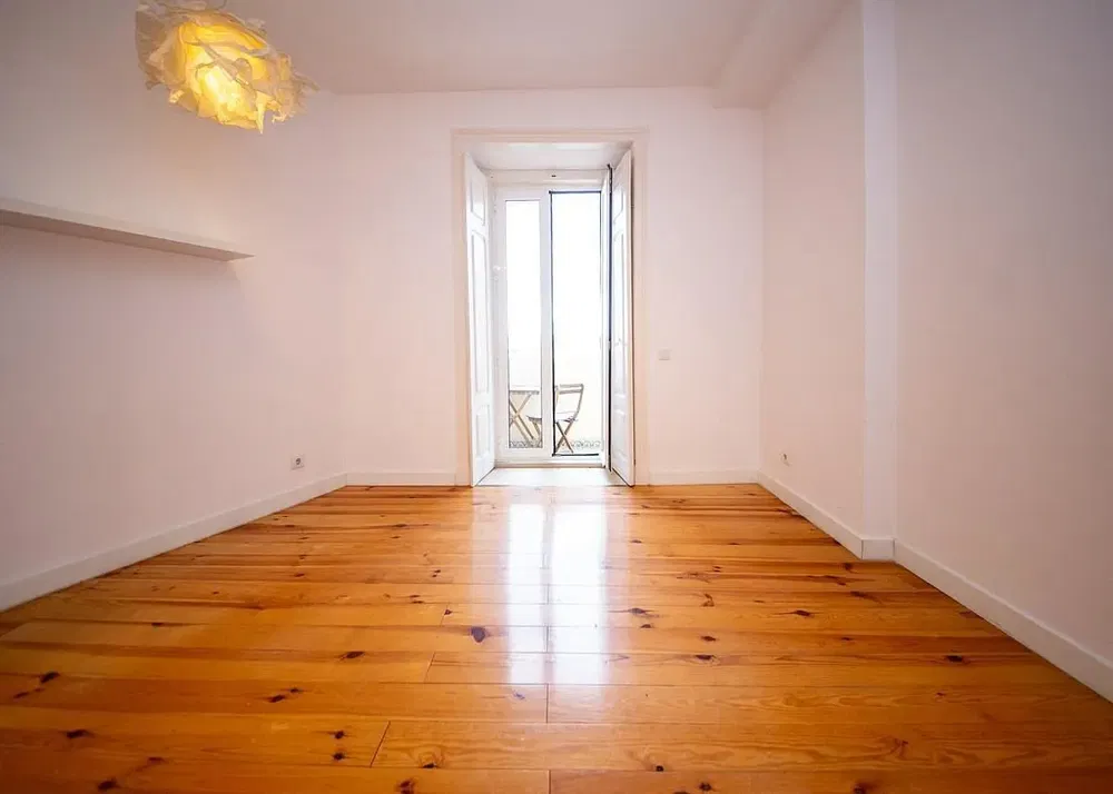 Остало; дрвени под, природно светло