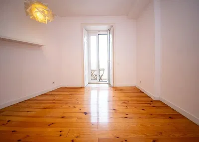 Остало; дрвени под, природно светло