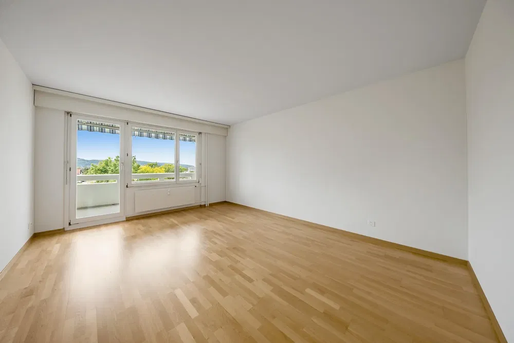 Дневна соба; поглед, дрвени под, природно светло