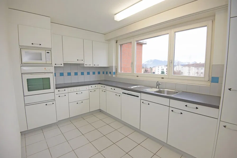 Кухиња; кухињски апарати, плочице, поглед, природно светло