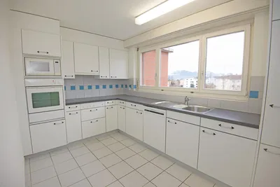 Кухиња; кухињски апарати, плочице, поглед, природно светло