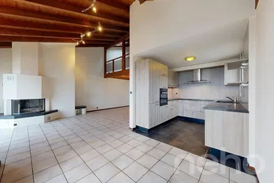 Wohnzimmer; fliesenboden, kamin, holzbalken, küchengeräte