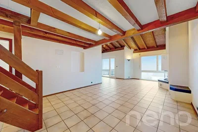 Wohnzimmer; holzbalken, fliesenboden, tageslicht