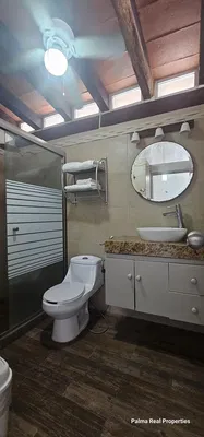 Купатило; плочице, природно светло