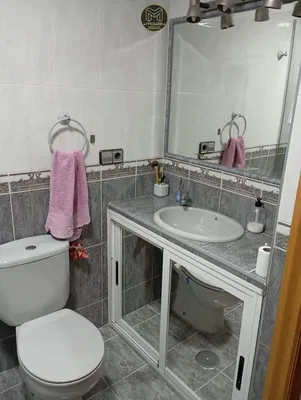 Toalet; pločice, prirodna svjetlost