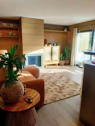 Dnevni boravak; prirodna svjetlost, moderan stil