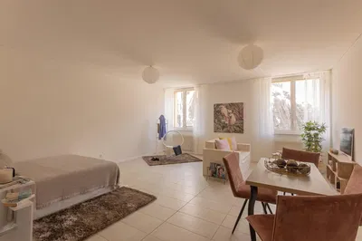 Дневна соба; плочице, природно светло