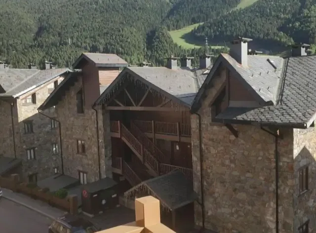 Casa y alrededores; vista