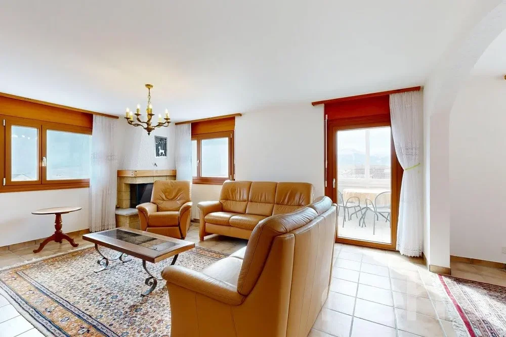 Oturma odası; şömine, doğal ışık, fayans zemin