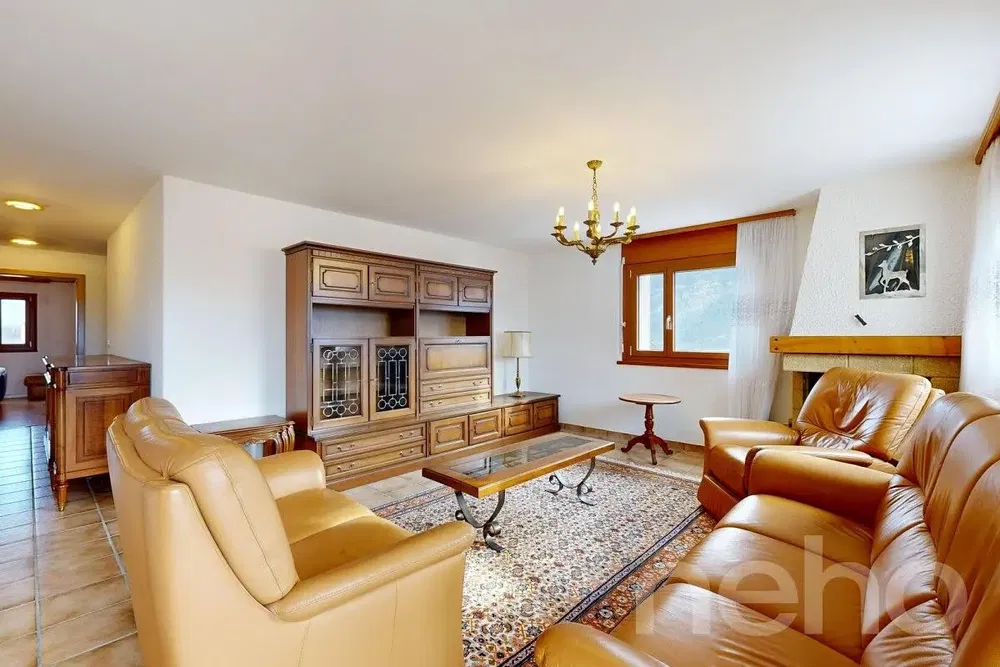 Dnevni boravak; kamin, prirodna svjetlost, rustikalni stil