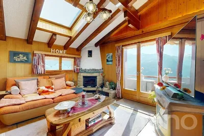 Dnevni boravak; kamin, pogled, drvene grede, prirodna svjetlost