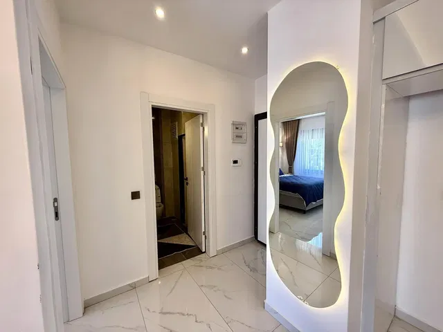 غرفة; أرضية من البلاط, ضوء طبيعي, مجدد