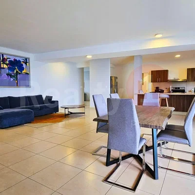 Wohnzimmer; fliesenboden, küchengeräte, tageslicht