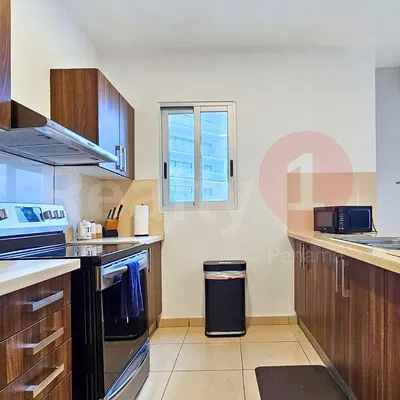 Küche; küchengeräte, fliesenboden, tageslicht, moderner stil