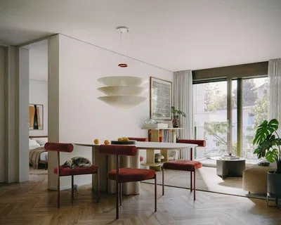 Obývací pokoj; dřevěná podlaha, přirozené světlo, moderní styl