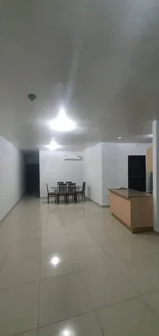 Cocina; suelo de baldosas, luz natural