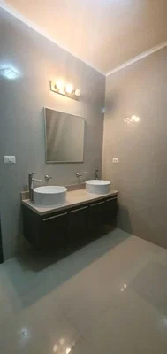 Baño; suelo de baldosas, renovado, luz natural