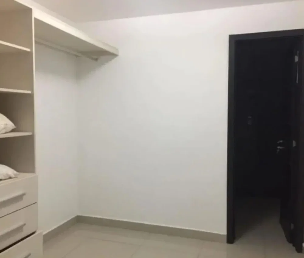 Habitación; suelo de baldosas