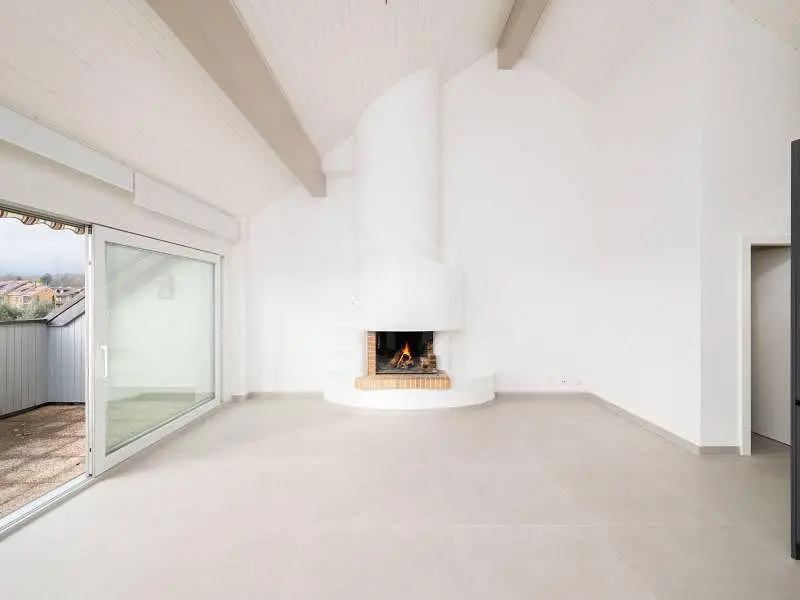 Salon; cheminée, lumière naturelle, hauteur sous plafond, poutres en bois