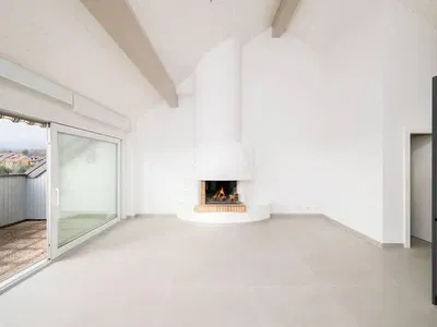 Salon; cheminée, lumière naturelle, hauteur sous plafond, poutres en bois